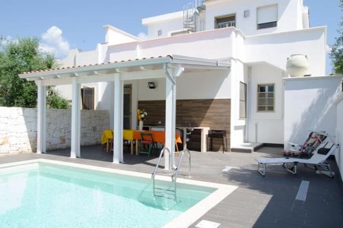 Villa Maria con Piscina nel Boomerang Village a Torre Colimena